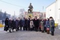 Жители Свободного возложили цветы к памятнику Леонида Гайдая. Фото: t.me/news_svobodniy