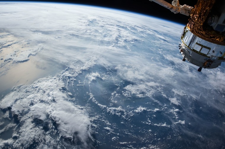 Спутник студентов Амурского госуниверситета совершил 20-тысячный виток вокруг Земли / Наноспутник Амурского государственного университета в четверг, 16 февраля, совершил 20-тысячный виток вокруг Земли. AMGU-1 — первый на Дальнем Востоке спутник, созданный студентами. Его запустили с космодрома Восточный 5 июля 2019 года в качестве попутной нагрузки к аппарату дистанционного зондирования Земли «Метеор-М».