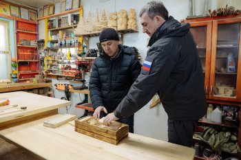 На хуторе известных столяров Василию Орлову показали трехмиллиметровую матрешку