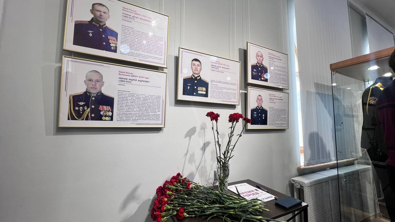 В Благовещенске открылась выставка в память о 30 погибших в зоне СВО амурчанах.Фото: kult.amurobl.ru