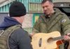Губернатор Приамурья передал бойцам СВО гитару с пожеланиями победы и личной подписью