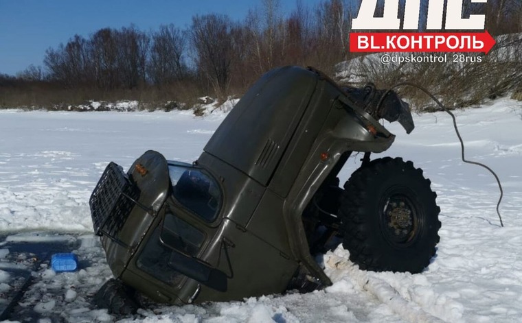 В Зейском районе грузовик провалился под лед / На реке Уркан в Зейском районе под лед провалился автомобиль. Инцидент произошел 1 марта. Хозяин грузовика успел выбраться из кабины. В месте провала глубина воды составляет около трех метров.