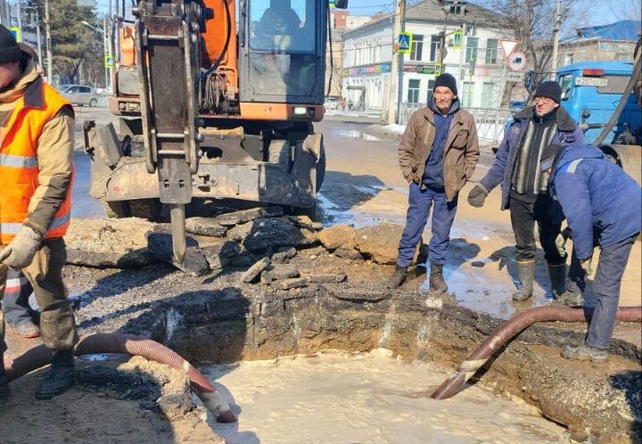 В Белогорске произошла коммунальная авария. Без холодной воды 13 домов. Фото: t.me/belogorsk28ru