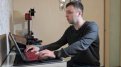 Волонтер из Благовещенска Дмитрий Вяткин печатает на 3D-принтере жгуты для бойцов СВО