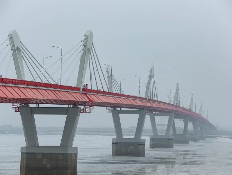 Туман не отразился на работе международного моста через Амур / Международный мост через пограничную реку Амур работает в штатном режиме, несмотря на туман. Движение по нему проходит в привычном темпе. Об этом сообщает официальный telegram-канал «Мост Амур».