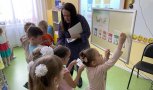 Воспитанникам детского сада в Чигирях рассказали, почему важно выбрасывать мусор правильно