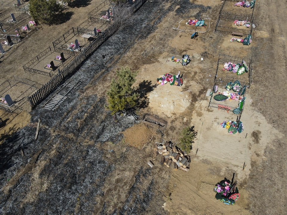Амурчанин оставил огонь без присмотра и сжег часть территории кладбища. Фото: Амурский центр ГЗ и ПБ
