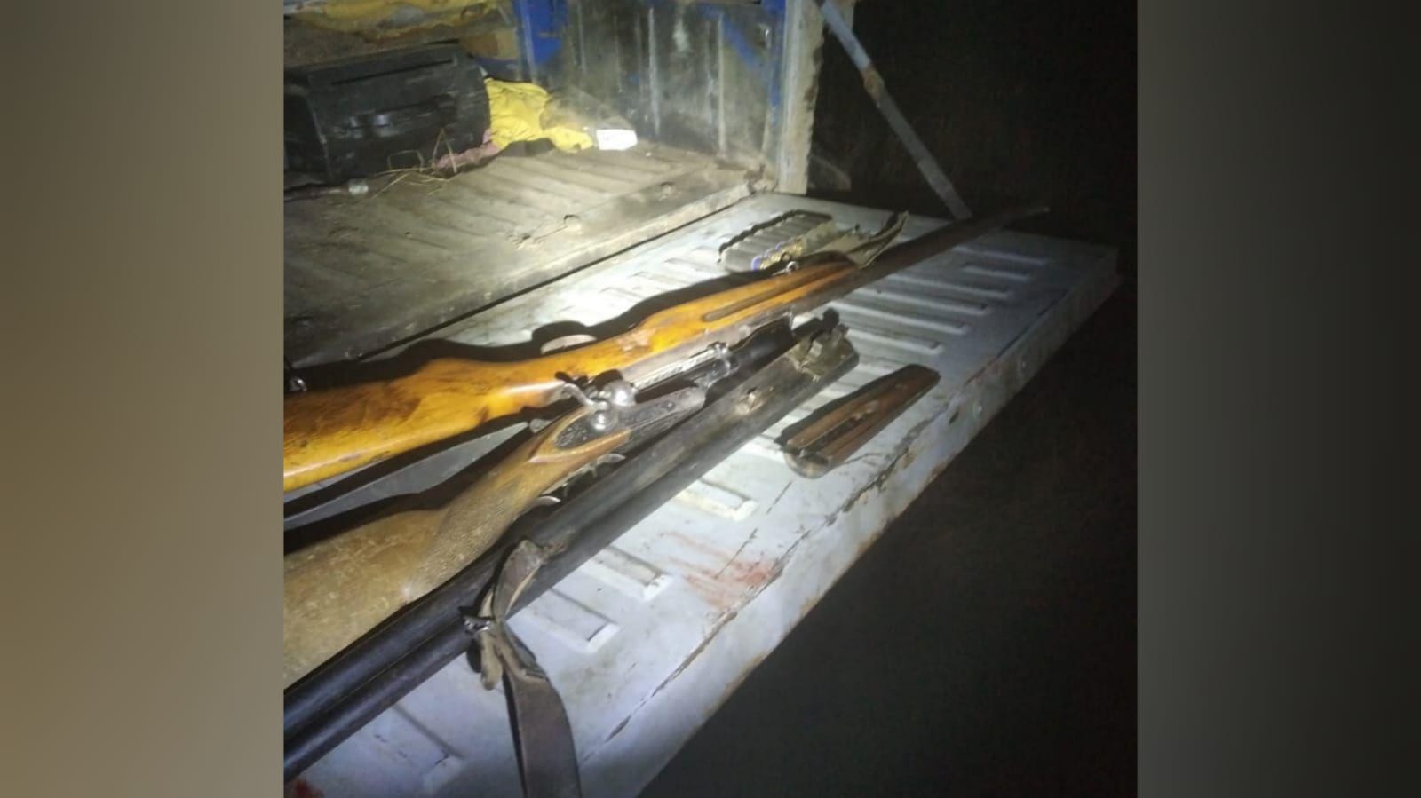 В самодельном автомобиле найдены две единицы оружия. Фото: t.me/ohotaamur28