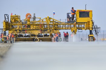 На новую взлетно-посадочную полосу аэропорта Благовещенска уложили первый бетон: репортаж АП