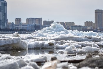 В Благовещенске начался ледоход на Амуре (фоторепортаж)