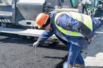 Черная полоса: как делают дорожное полотно для нового моста через Зею в Благовещенске