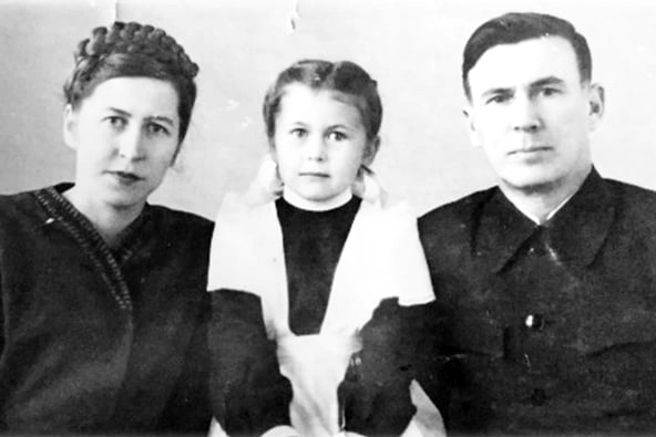 Семья Шевченко в год открытия мединститута в 1952-м: первый курс БГМИ — первый класс дочери Елены.