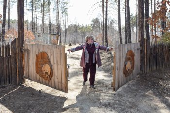 В Приамурье одноклассницы построили на дальневосточных гектарах «Лесную деревеньку»