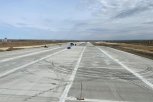 Нижний слой новой взлетной полосы в Благовещенском аэропорту готов наполовину