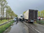 Три человека пострадали при столкновении иномарки и фуры в Белогорском округе