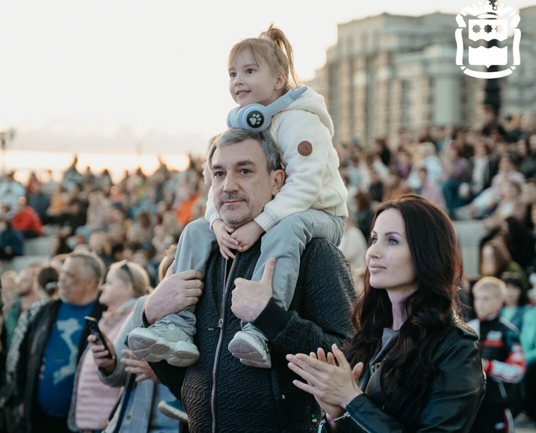 Василий Орлов с семье на гала-концерте в честь закрытия «АмурЭкспо». Фото: t.me/amurobl_official