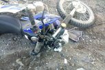Двое подростков на мотоцикле попали в аварию в Тындинском округе: один из пострадавших скончался