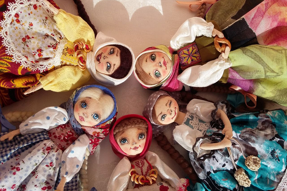 Белоруска собрала коллекцию из 3000 кукол. Она показала самые редкие экспонаты