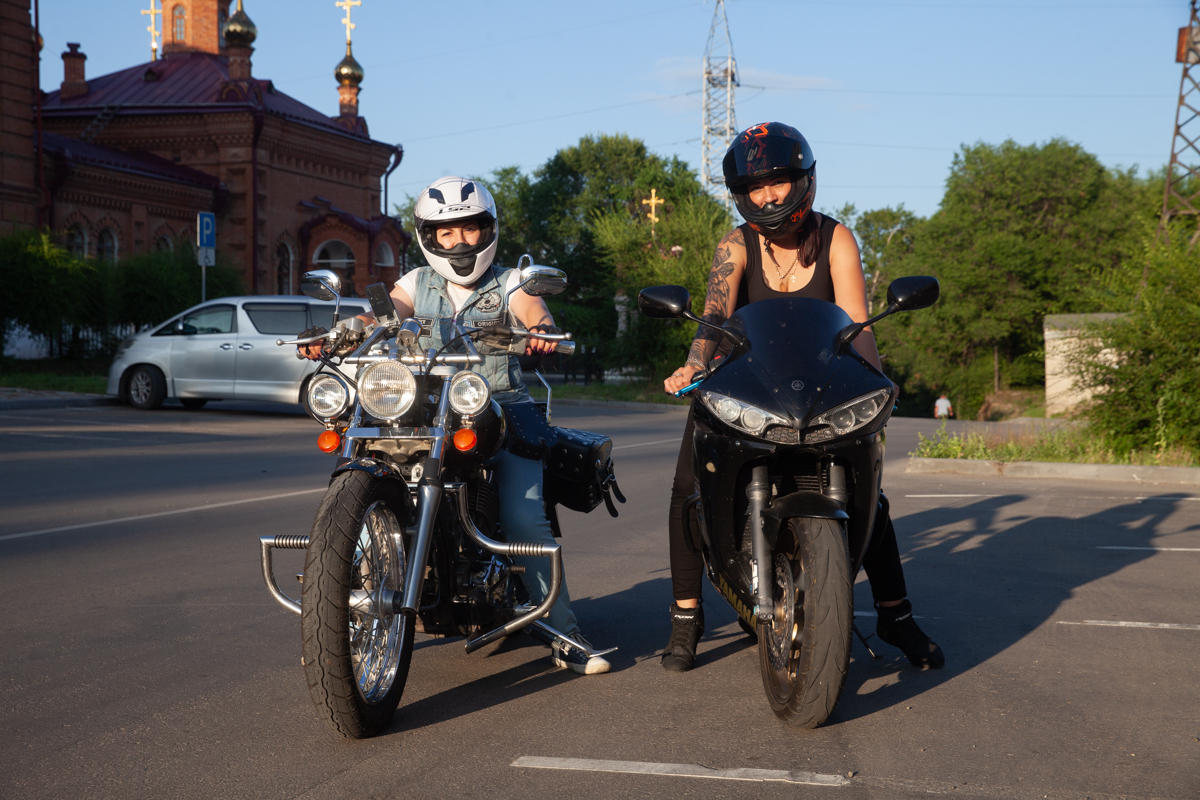 Фотосессия на мотоцикле. Байкеры на скоростных мотоциклах. Женщина на мотоцикле с коляской. Купить мотоцикл в амурской