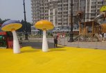На набережной Благовещенска обновляют «мягкое» покрытие на детской площадке