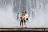 «В жару утепляюсь»: как амурчане спасаются от зноя — опрос на улицах Благовещенска