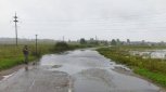 В пригороде Белогорска из-за дождей на дорогу вышла вода