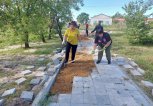 Жители Белогорского округа своими руками восстановили размытую дождями дорожку в сквере