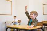 Зачем в Швейцарии на уроках поднимают пальчик, а в Южной Корее присваивают ученикам порядковый номер