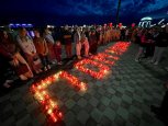 В память о жертвах терактов благовещенцы свечами выложили семиметровое слово «помним»