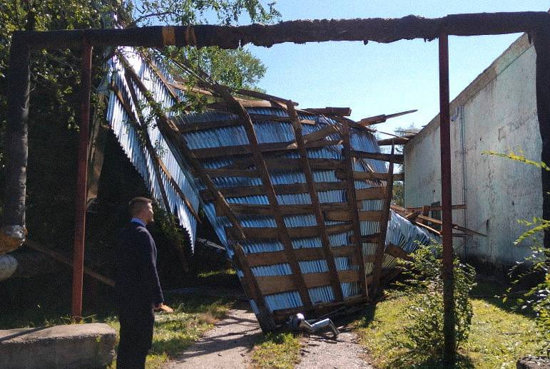 В Маркове ветер сорвал крышу с Дома культуры и повредил площадку в детсаду.Фото: t.me/saltykovadm