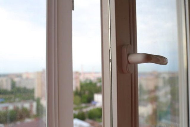 Подросток погиб в Благовещенске, выпав из окна на 11 этаже многоэтажки. Фото: sarnovosti.ru