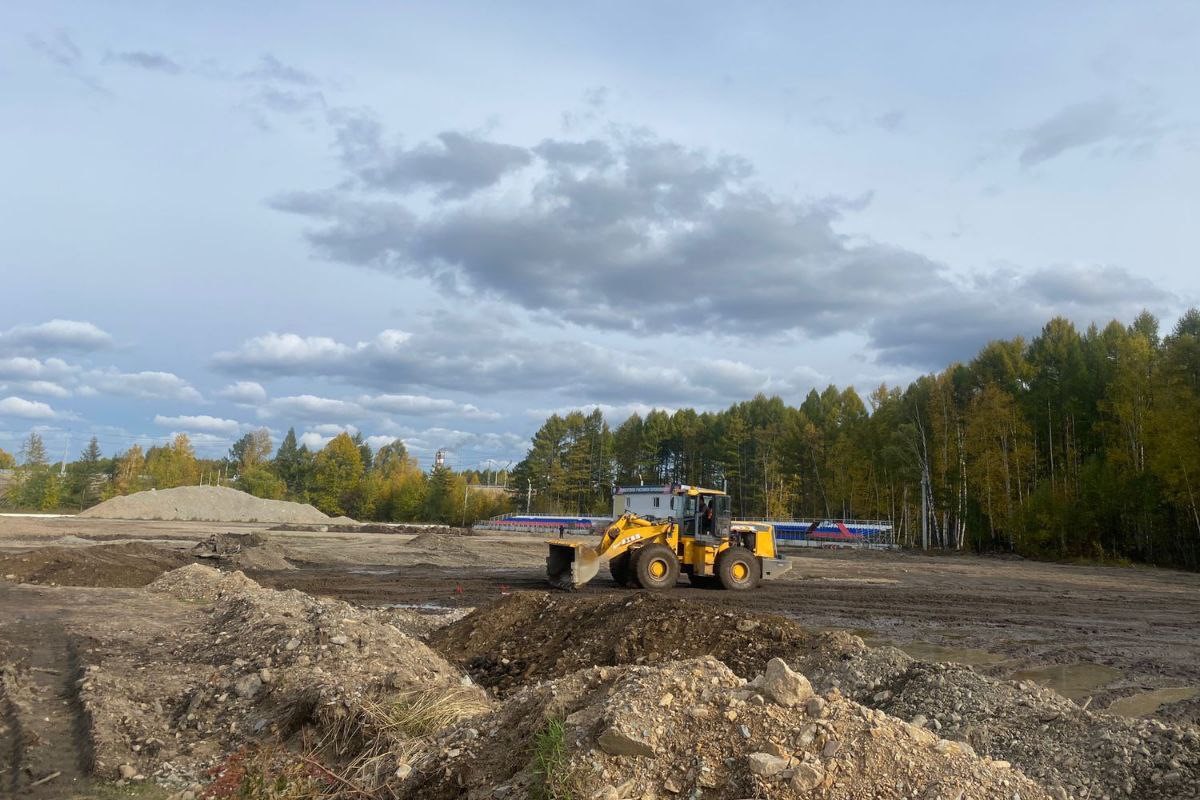 В Тынде продолжается реконструкция стадиона «БАМ». Фото: amurobl.ru