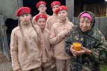 Школьники Сковородинского округа собирают для пожилых амурчан облепиху (фото)