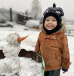Жители Тынды лепят первых снеговиков