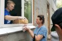 Максим Иванов выдает свежий хлеб жителям Мариуполя
