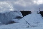 В Тынде началось оснежение горнолыжного спуска «Усть-Корал»