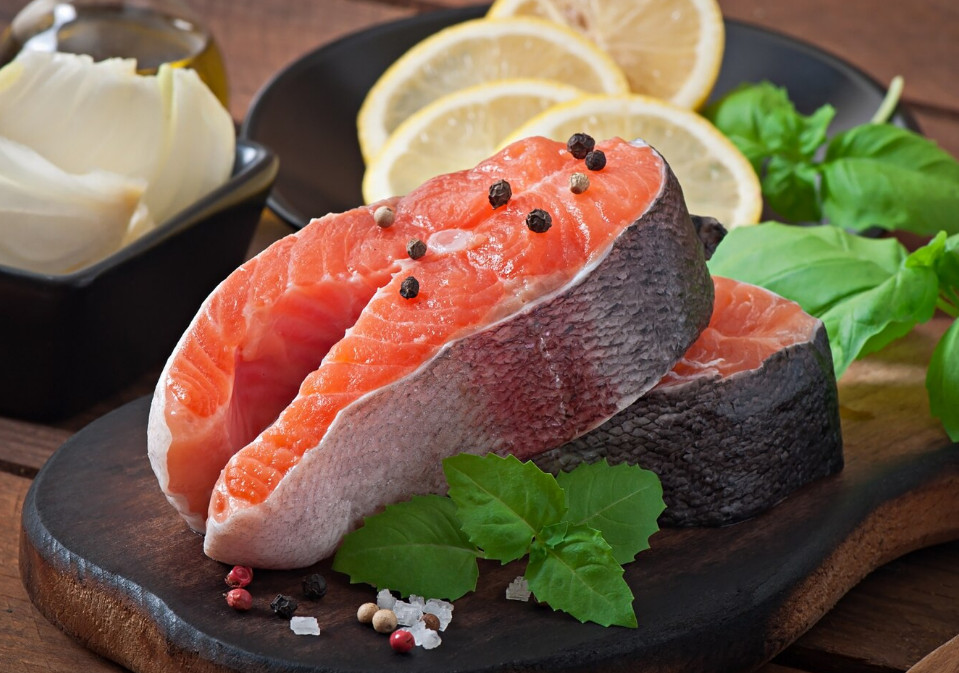 Стейк кеты в духовке – 10 рецептов сочной красной рыбы с фото