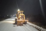 Снежный циклон усложнил движение на трассах: водителей просят быть осторожнее