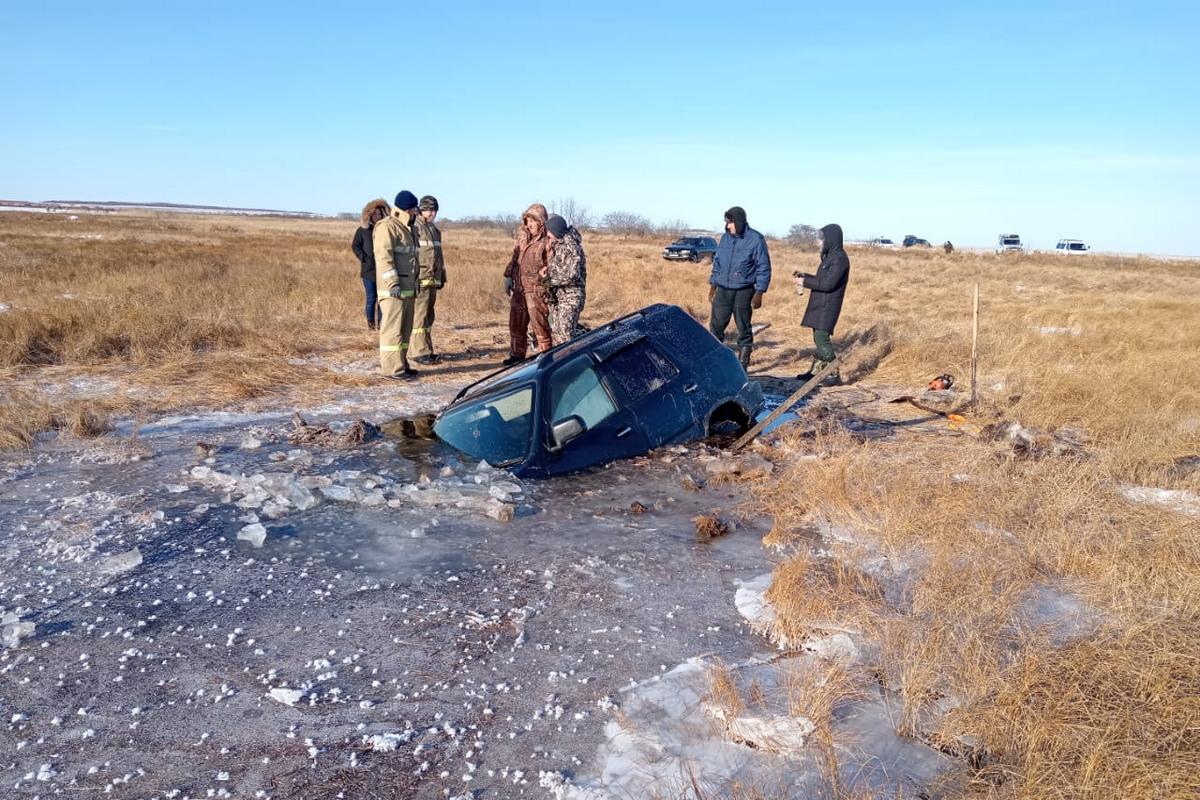 На озере в Белогорском округе под воду ушел автомобиль рыбаков — Амурская  правда, новости Благовещенска и Амурской области