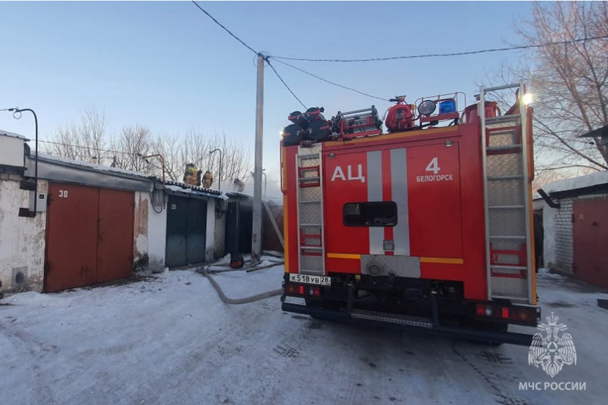 В Белогорске при тушении пожара в гараже нашли тело пожилого мужчины. Фото: 28.mchs.gov.ru