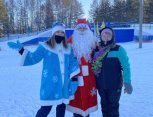 В Тынде сноубордисты и лыжники в новогодних костюмах прокатились по спуску «Усть-Корал»