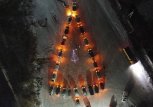Автолюбители из Белогорска собрали горящую елку из 25 машин (фото и видео)