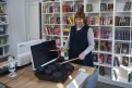 Библиотекарь Татьяна Баскакова осваивает новые современные технологии. Фото: Алексей Сухушин