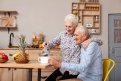 Увеличение пенсии по старости происходит автоматически при достижении 80 лет. Фото: freepik.com
