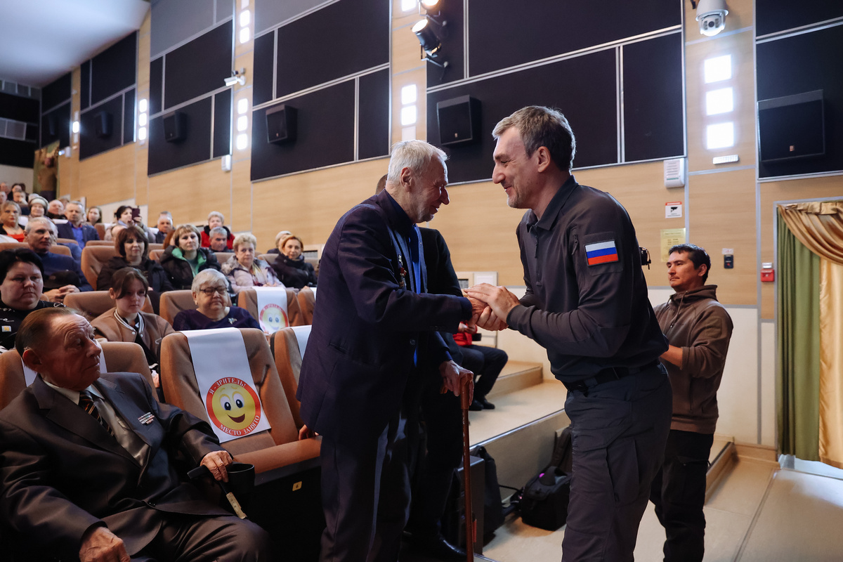 Иван Варшавский получил почетный знак первым в области. Фото: amurobl.ru