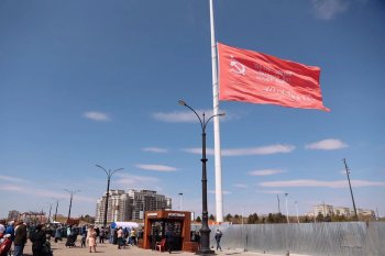 Копию Знамени Победы подняли на самый высокий флагшток Дальнего Востока в Благовещенске