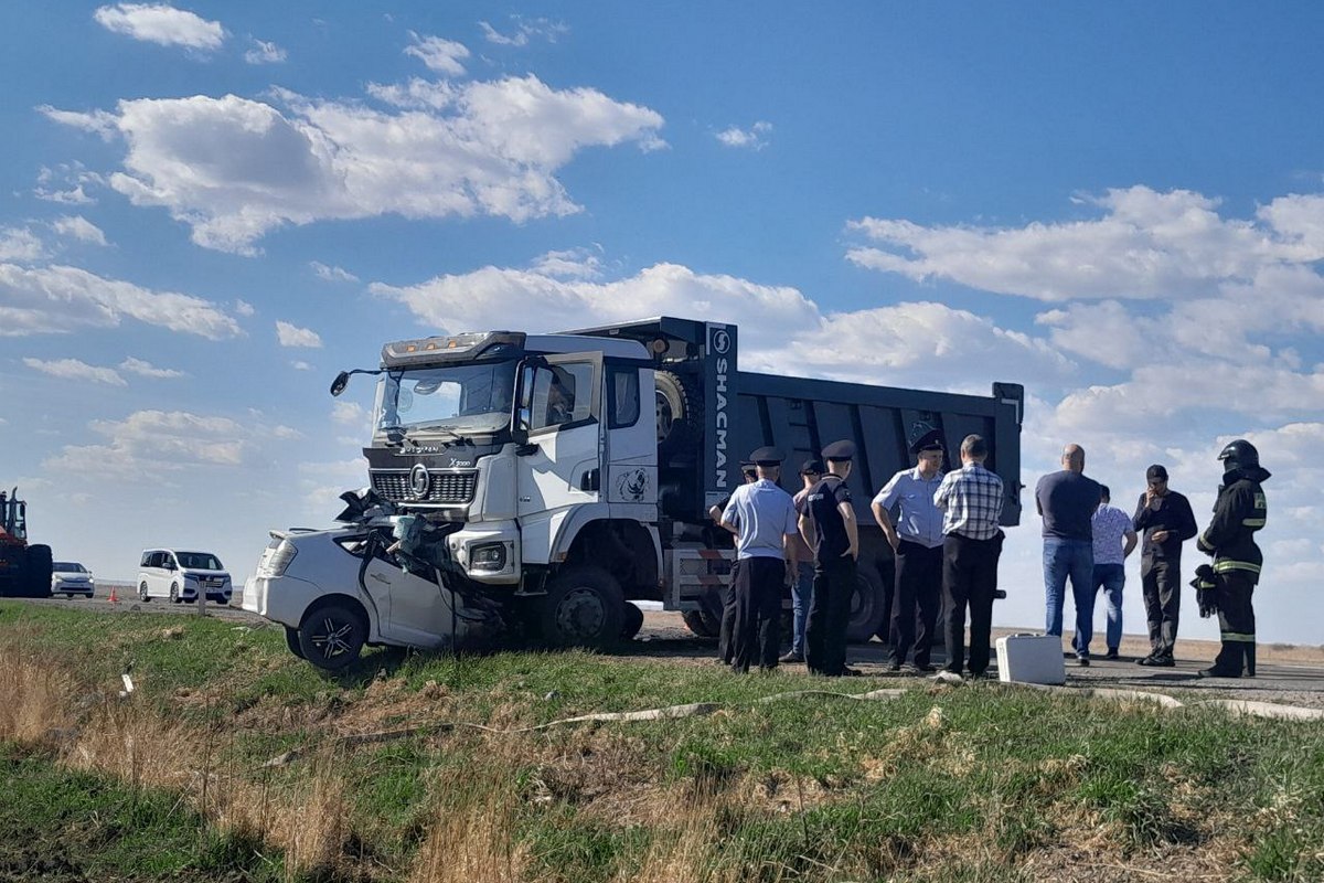 Легковушка под грузовиком: в Тамбовском округе произошла страшная авария с  двумя погибшими (видео) — Амурская правда, новости Благовещенска и Амурской  области