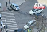 Иномарка вылетела на тротуар: в центре Благовещенска столкнулись два автомобиля