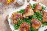 7 вкусных блюд  из куриных бедрышек: курочка в огороде, рулетики, отбивные и «птичье молочко»