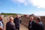 Амурские аграрии сюрпризов погоды не боятся: губернатор Василий Орлов побывал на посевной сои